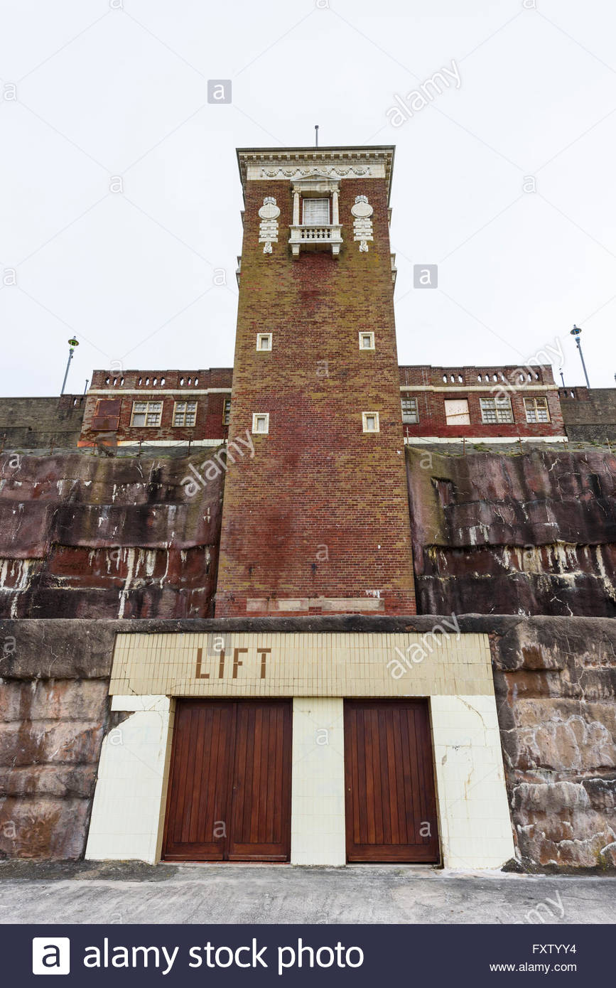 disused-lift-known-as-the-cabin-lift-on-the-seafront-in-blackpool-FXTYY4.jpg