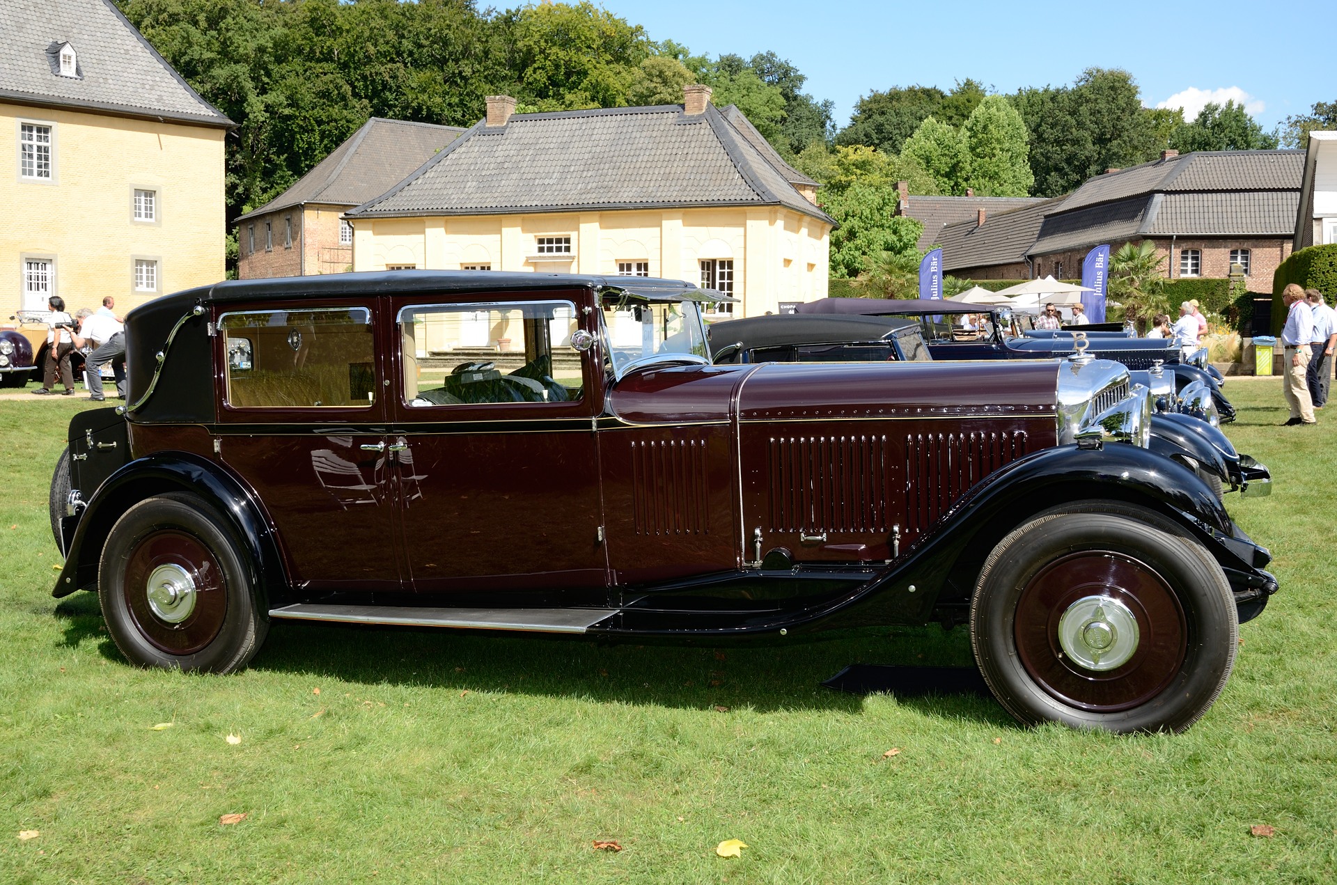 Bentley_8_Litre_limousine_by_Mulliner_1930_side.jpg